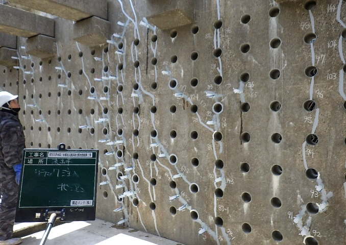 低圧自動注入：微細なクラックを対象としたエポキシ樹脂の注入。