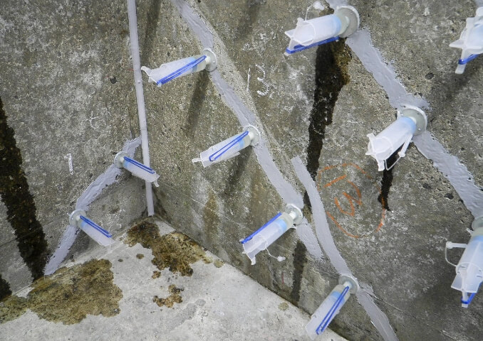 低圧自動注入：微細なクラックを対象としたエポキシ樹脂の注入。