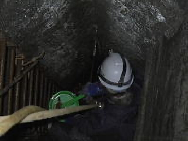 コンクリート構造物内の止水処理を手押し式ポンプによりウレタン系注入材を注入を行う。