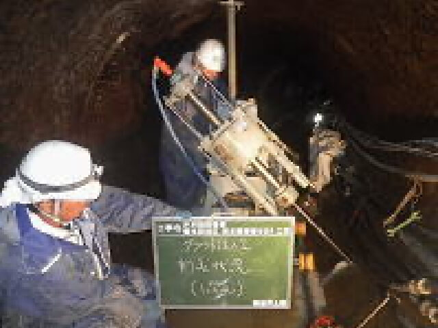 坑内グラウト用ホールのボーリング作業