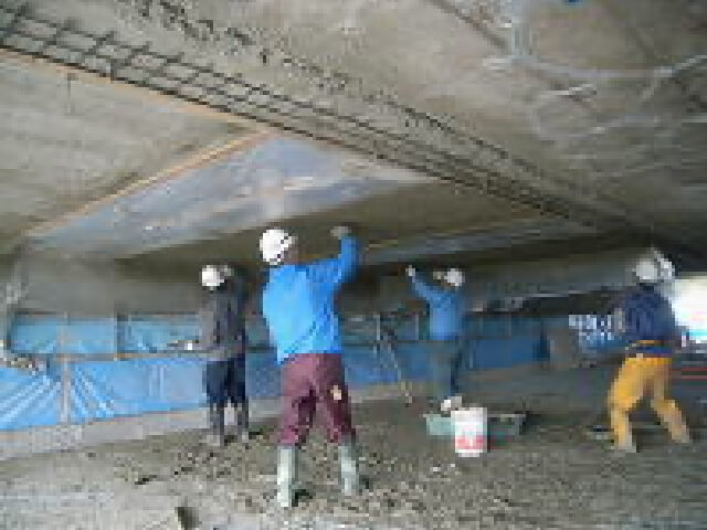 コテ仕上げ状況ｔ＝60ｍｍを２〜３回にわけての吹きつけ作業を実施。