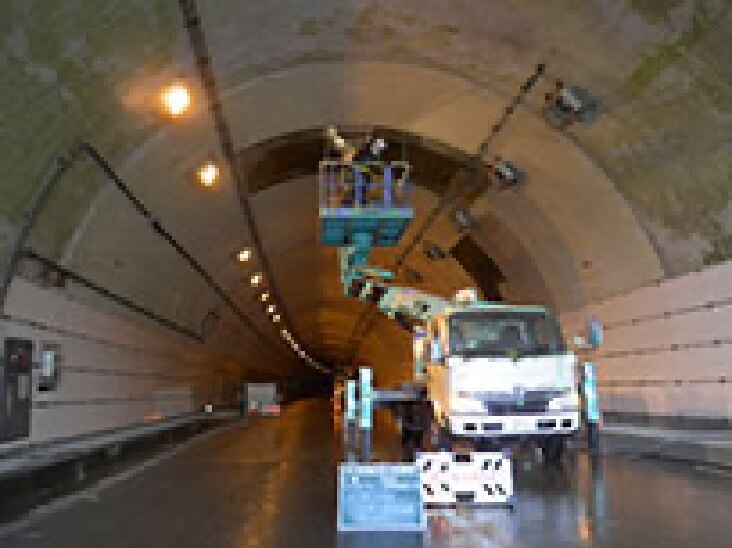 トンネル内の剥落防止工