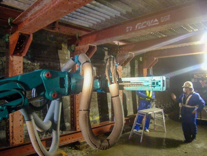 不整地運搬車に簡易ドリフターを取り付けての削孔状況２