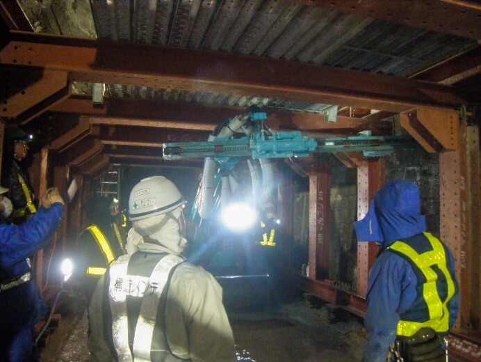 ロックボルト挿入