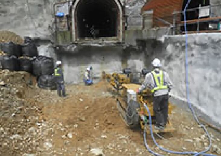 クローラージャンボによるロックボルト工 