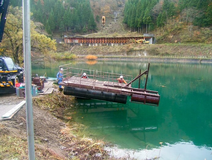 ダム湖での組立状況