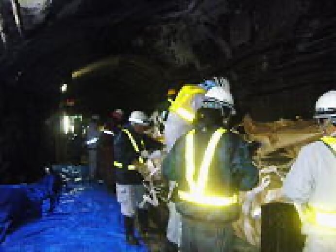 トンネル内での貨車荷下ろし状況