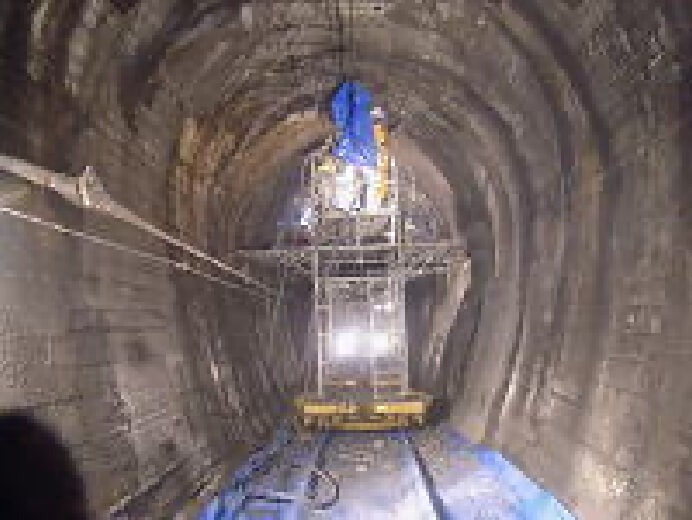 トンネル内足場状況トンネル内でトロ台車を利用して作業足場を設置する。