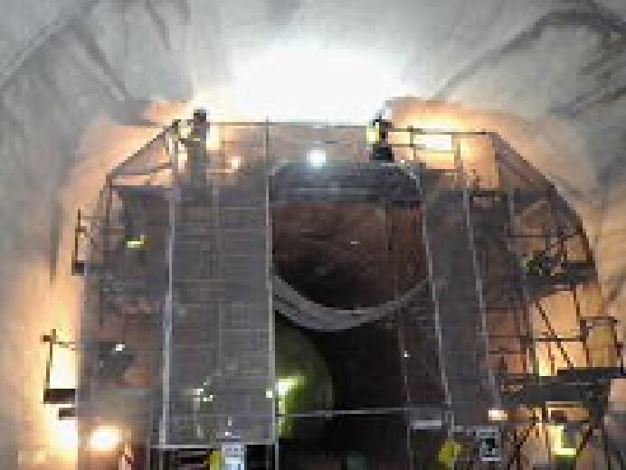 新幹線トンネル内にて移動用足場にて施工