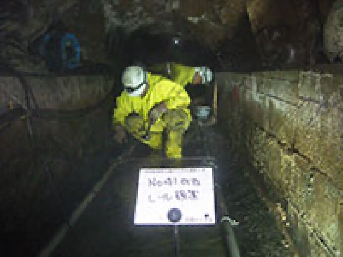 小断面内（Ｗ=1.2m、Ｈ=1.5m）単管レールを設置して材料運搬