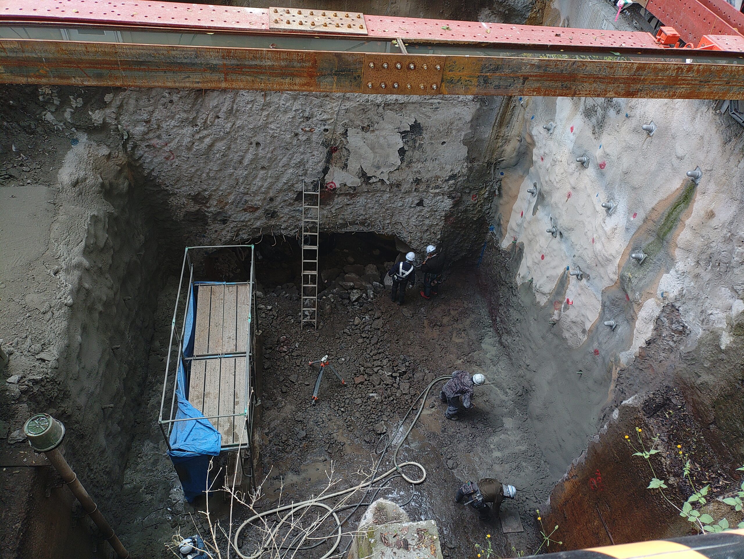 大津発電所水車発電機基礎改造工事吹付状況