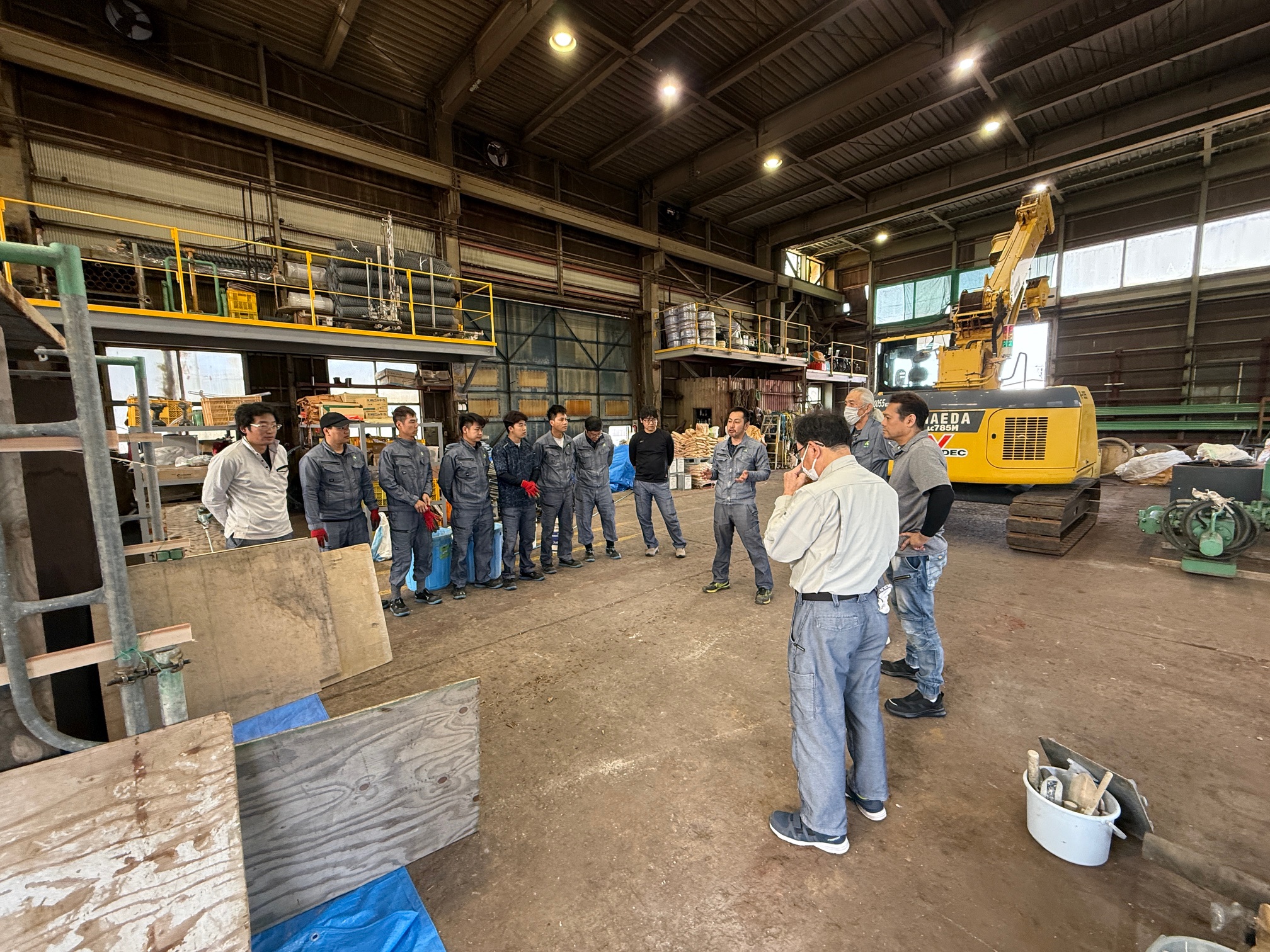 外部講師を招いての左官指導